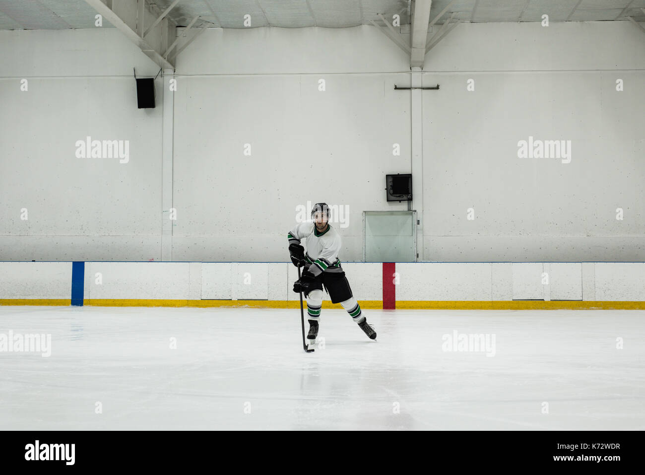 Toute la longueur du joueur de hockey sur glace masculin pratiquant au rink Banque D'Images