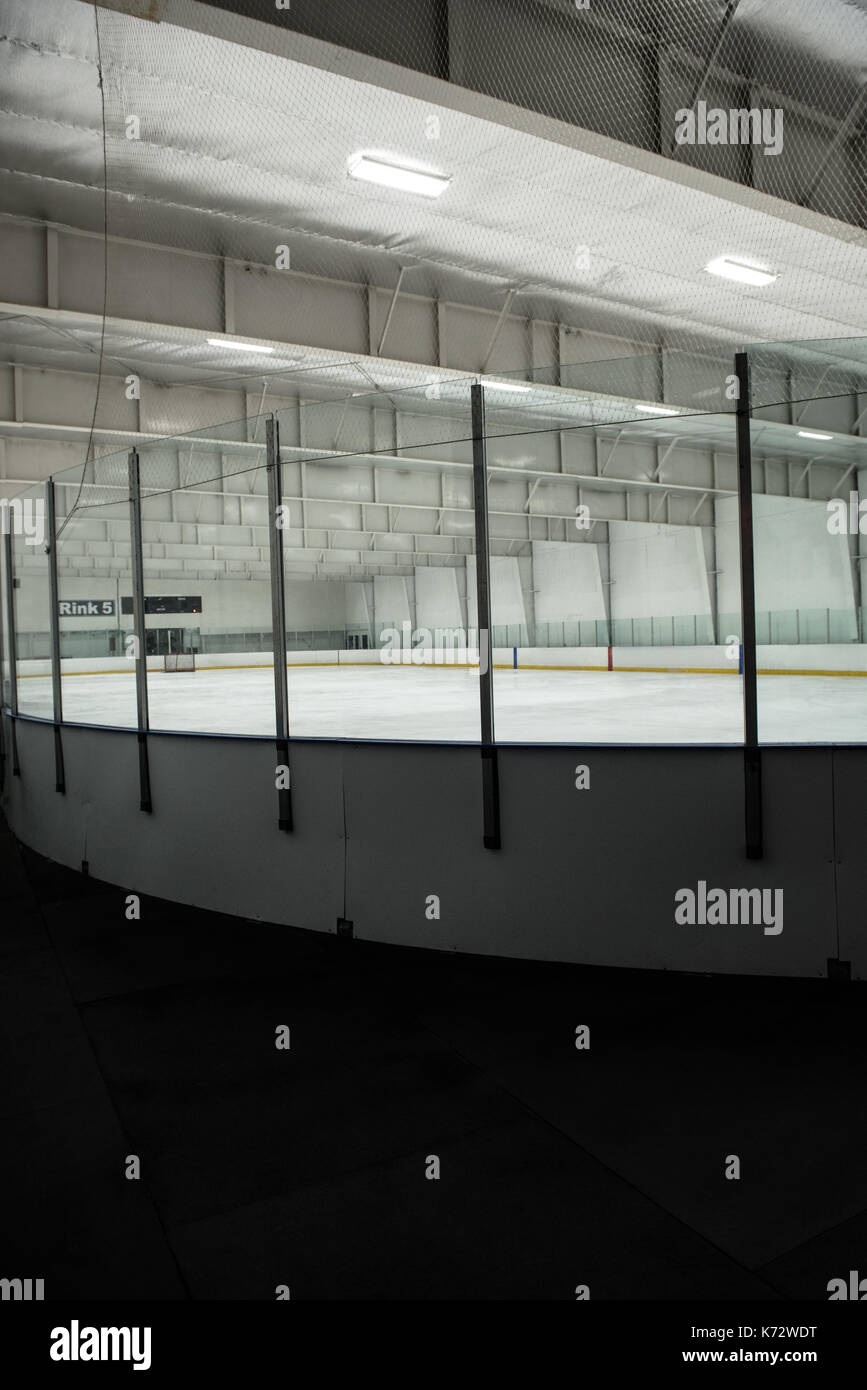 Patinoire de hockey sur glace lumineux vide Banque D'Images