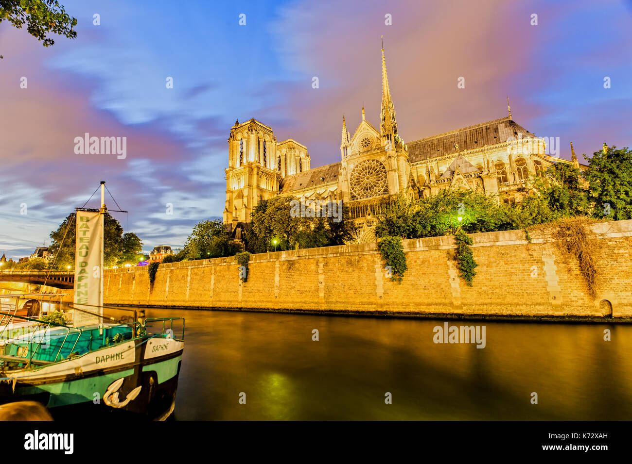 Notre Dame et la Seine à Paris à Dusk Banque D'Images
