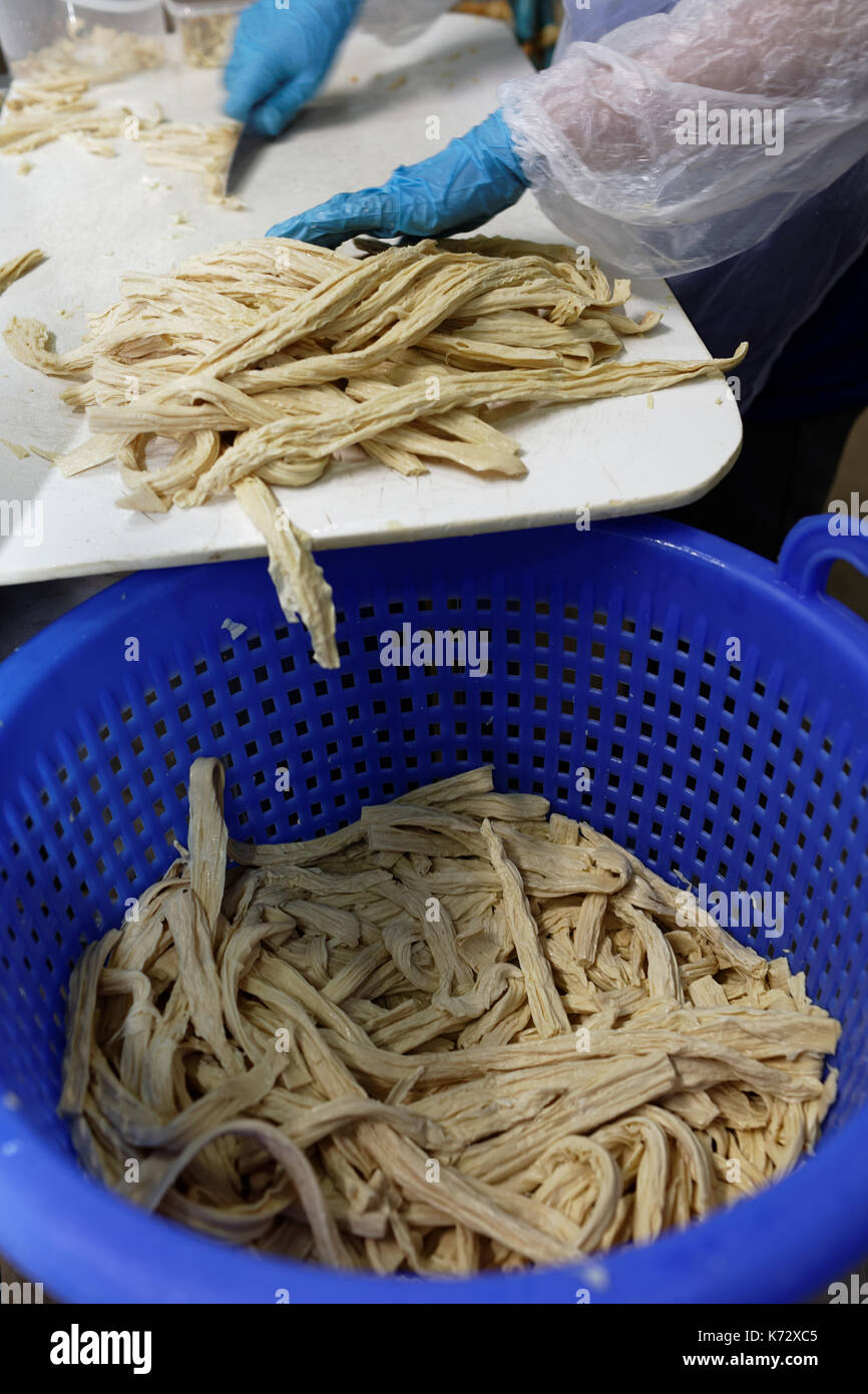 Saint-pétersbourg, Russie - 28 Février 2017 : Les travailleurs de l'usine de transformation alimentaire Couper les asperges. L'usine de cornichons Maison participe à la r Banque D'Images