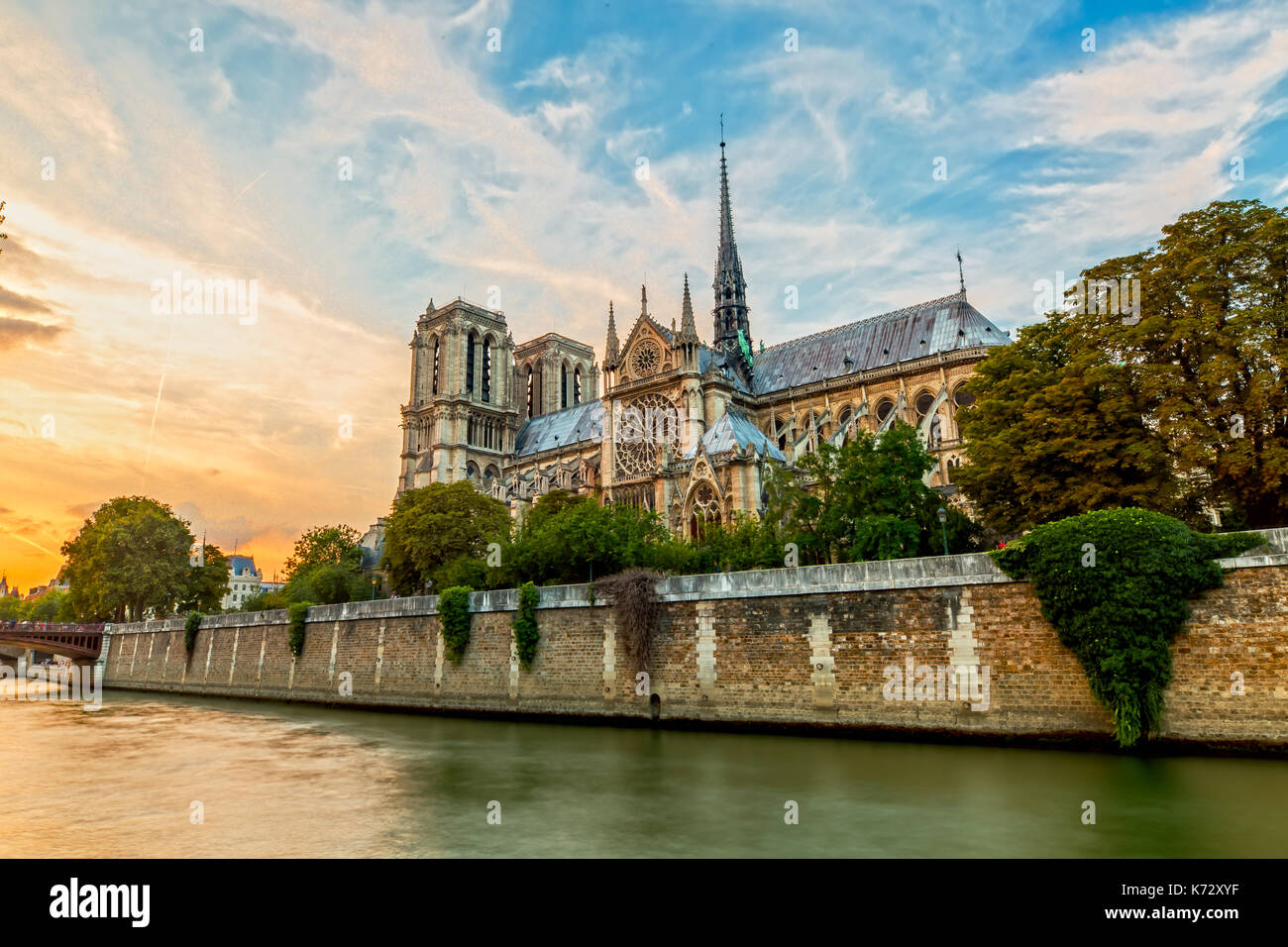 Coucher de soleil sur l'église notre Dame de Paris Banque D'Images