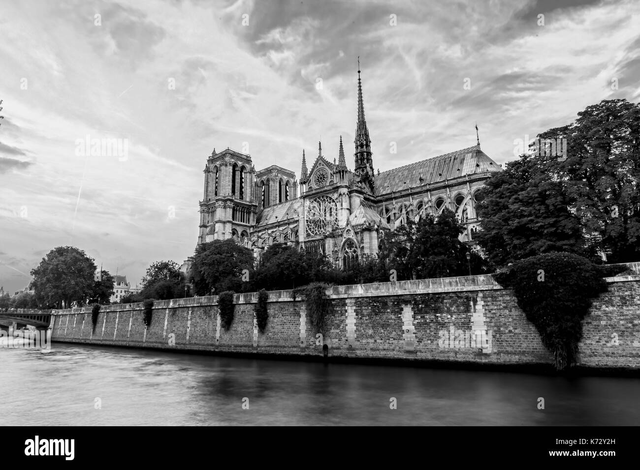 Coucher de soleil sur l'église notre Dame de Paris Banque D'Images