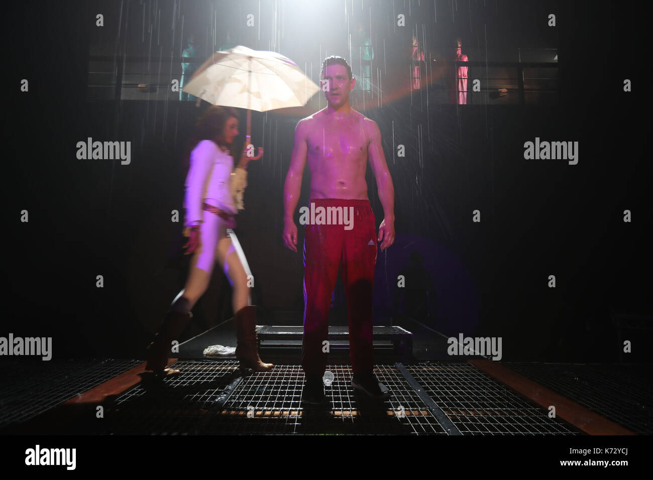 George Hanover (à gauche) qui joue Devil et Adam Devereux, qui joue Rain Man, pendant la production de NEON Western par le Conflicted Theatre au Samuel Beckett Theatre dans le cadre du Dublin Fringe Festival 2017. Banque D'Images