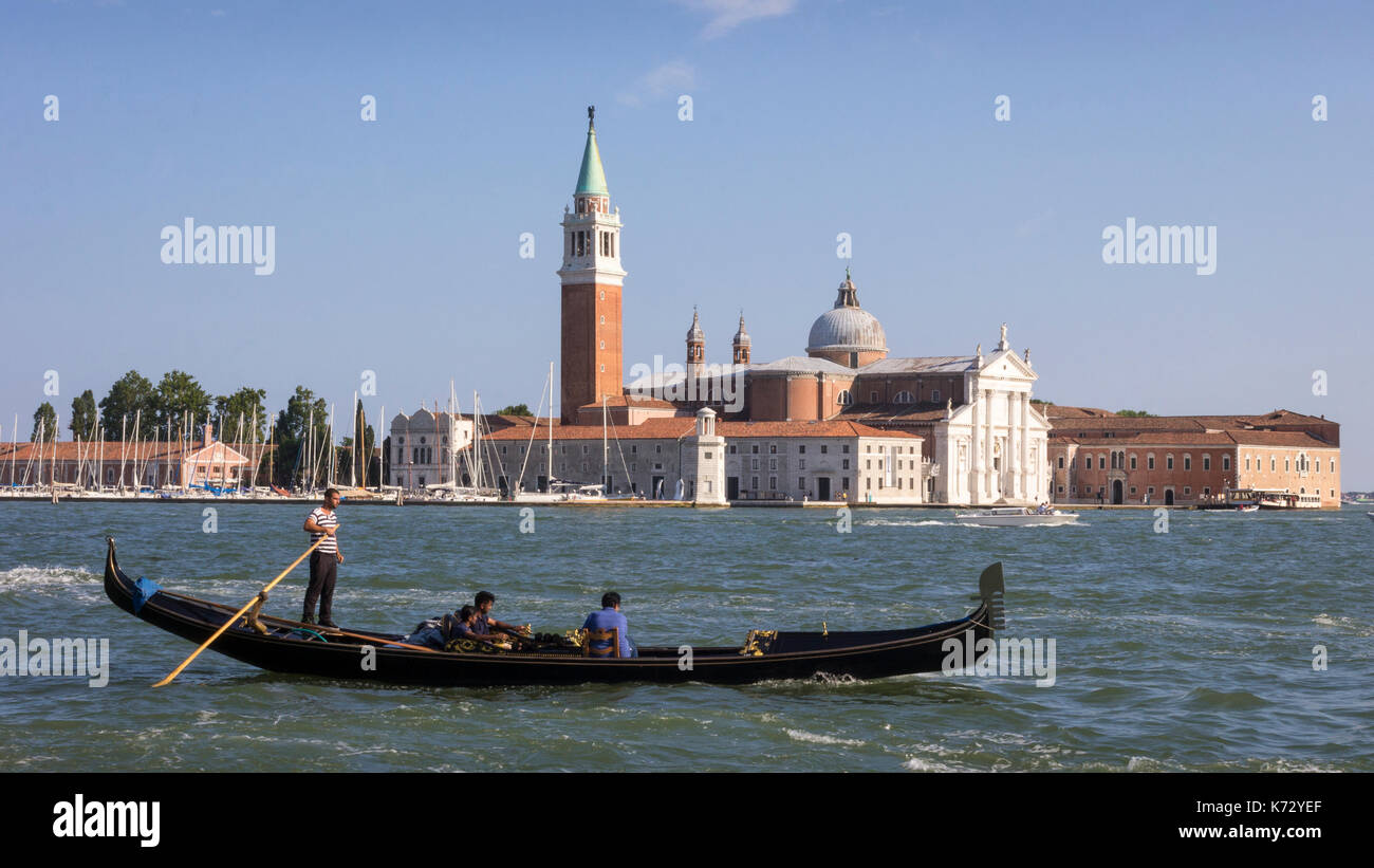 Une télécabine passe la pittoresque île de San Giorgio Maggiore à Venise, Italie, un jour d'été, vue de la place San Marco. Banque D'Images