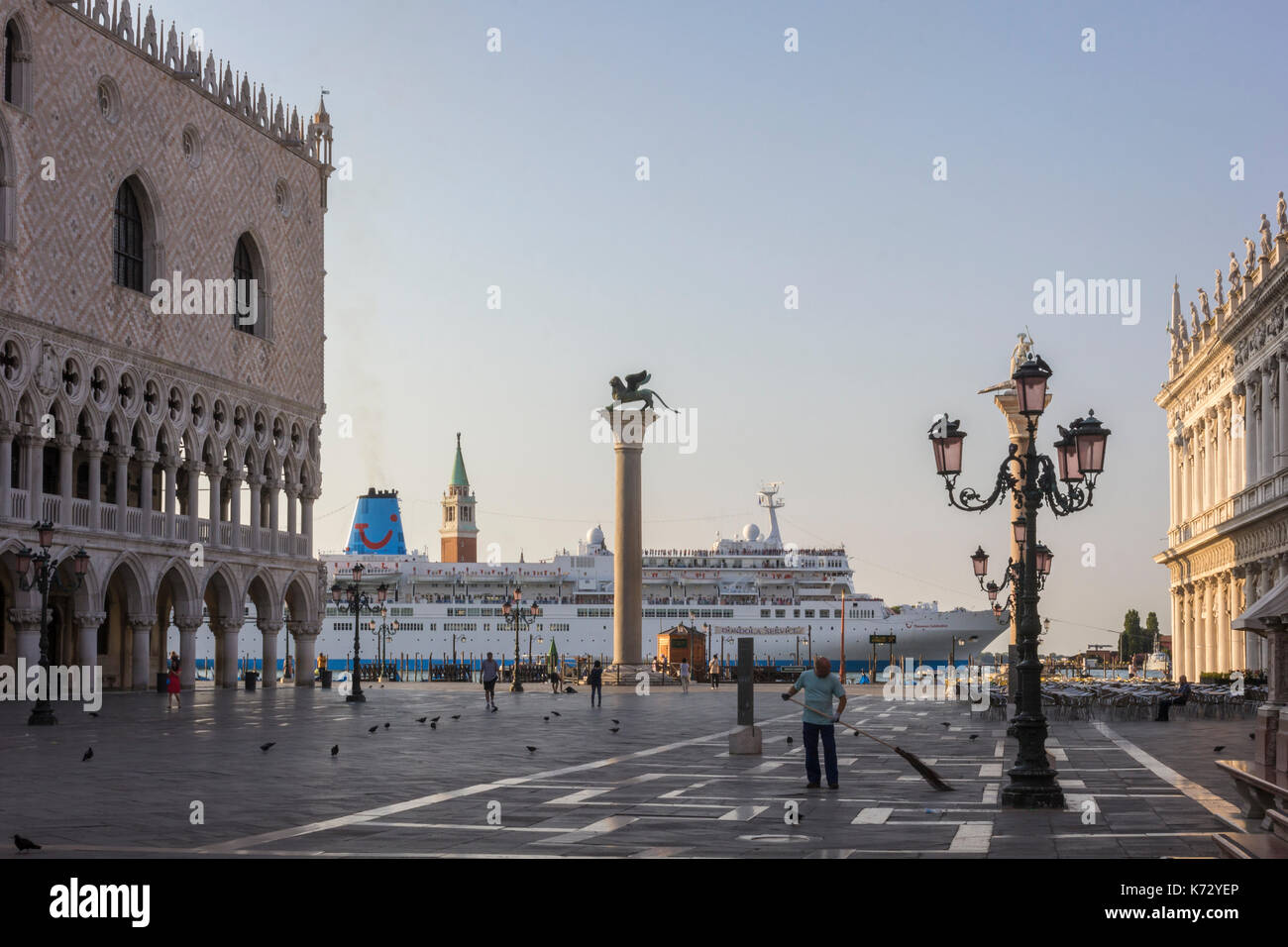 Un bateau de croisière est en passant la place San Marco à Venise, Italie, tôt le matin en été. sur la gauche se trouve le palais ducal. Banque D'Images