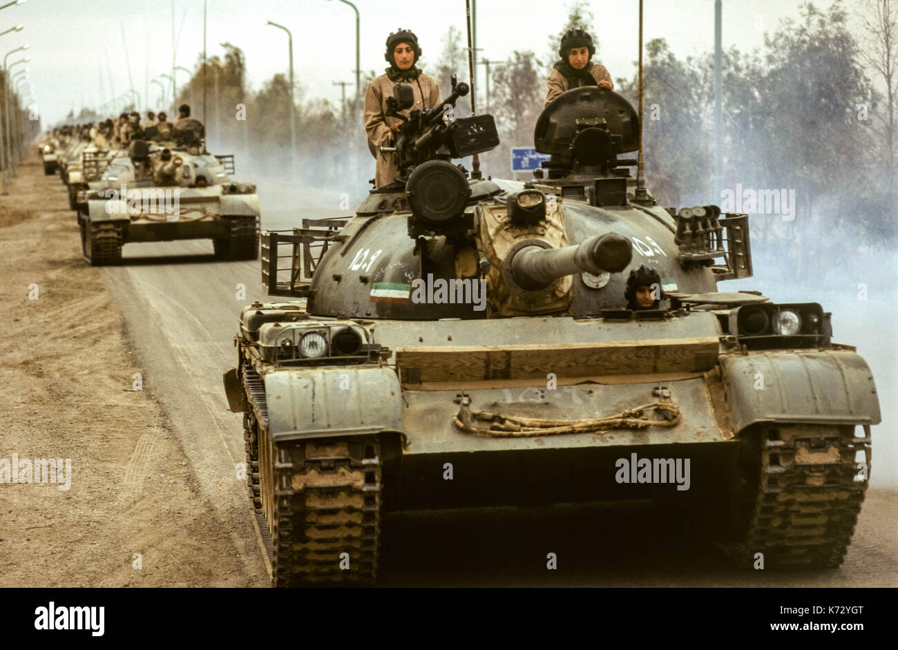 Un grand exercice de tir réel du réservoir par les hommes et les femmes militaires de l'moudjahidin d'Iran (OMPI/mek) près du camp ashraf en Iraq's province de Diyala, au cours des années 1990. La ville d'Ashraf a été construit en 1986 et nommé en l'honneur de ashraf Radjavi, un prisonnier politique pendant l'époque du Shah, membre senior de l'OMPI et l'épouse de Massoud Radjavi. les réfugiés iraniens ont été accueillis en Irak où il a appuyé la guerre de Saddam Hussein contre l'Iran (1980-1988). Banque D'Images