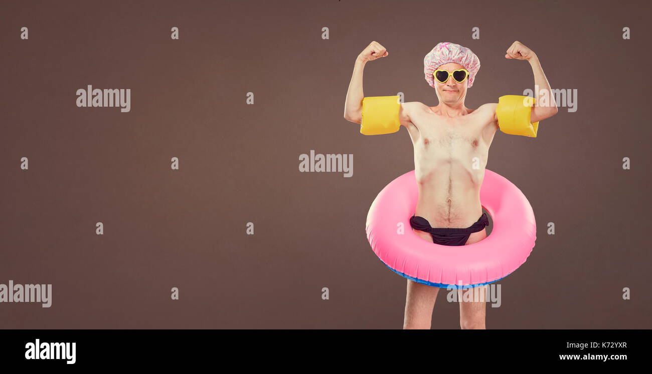 Joyeux drôle homme mince en maillot de bain avec un cir gonflable Photo  Stock - Alamy