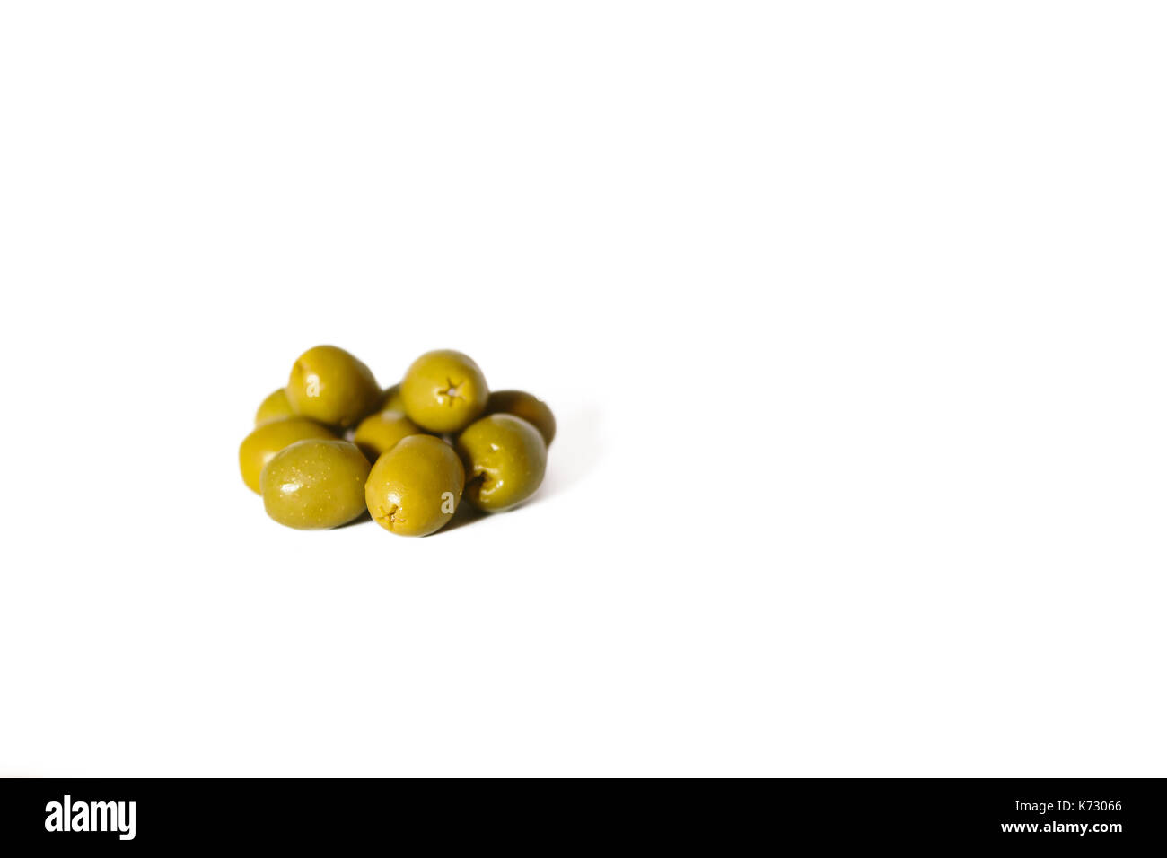 Olives vertes isolé sur fond blanc Banque D'Images