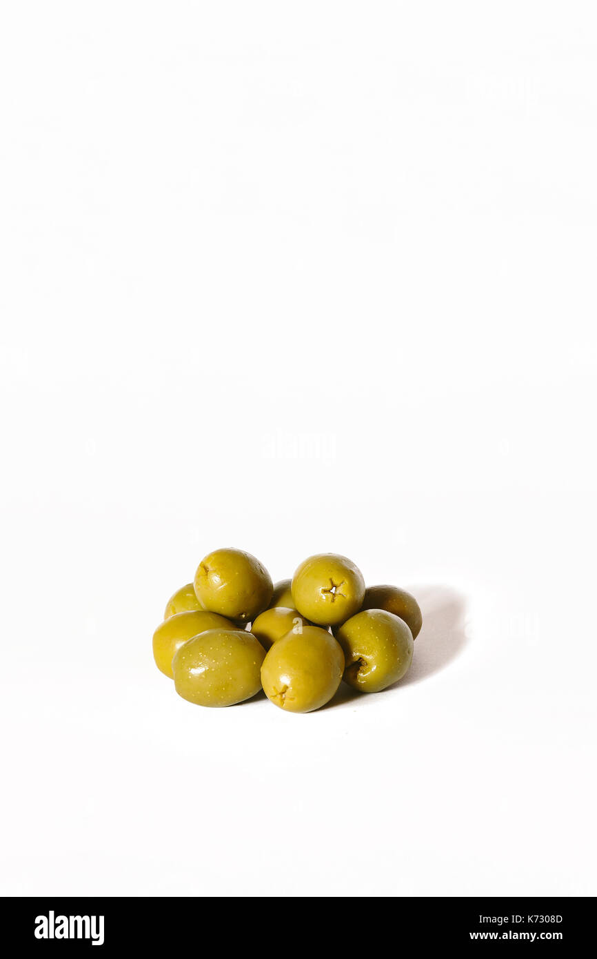 Olives vertes isolé sur fond blanc Banque D'Images