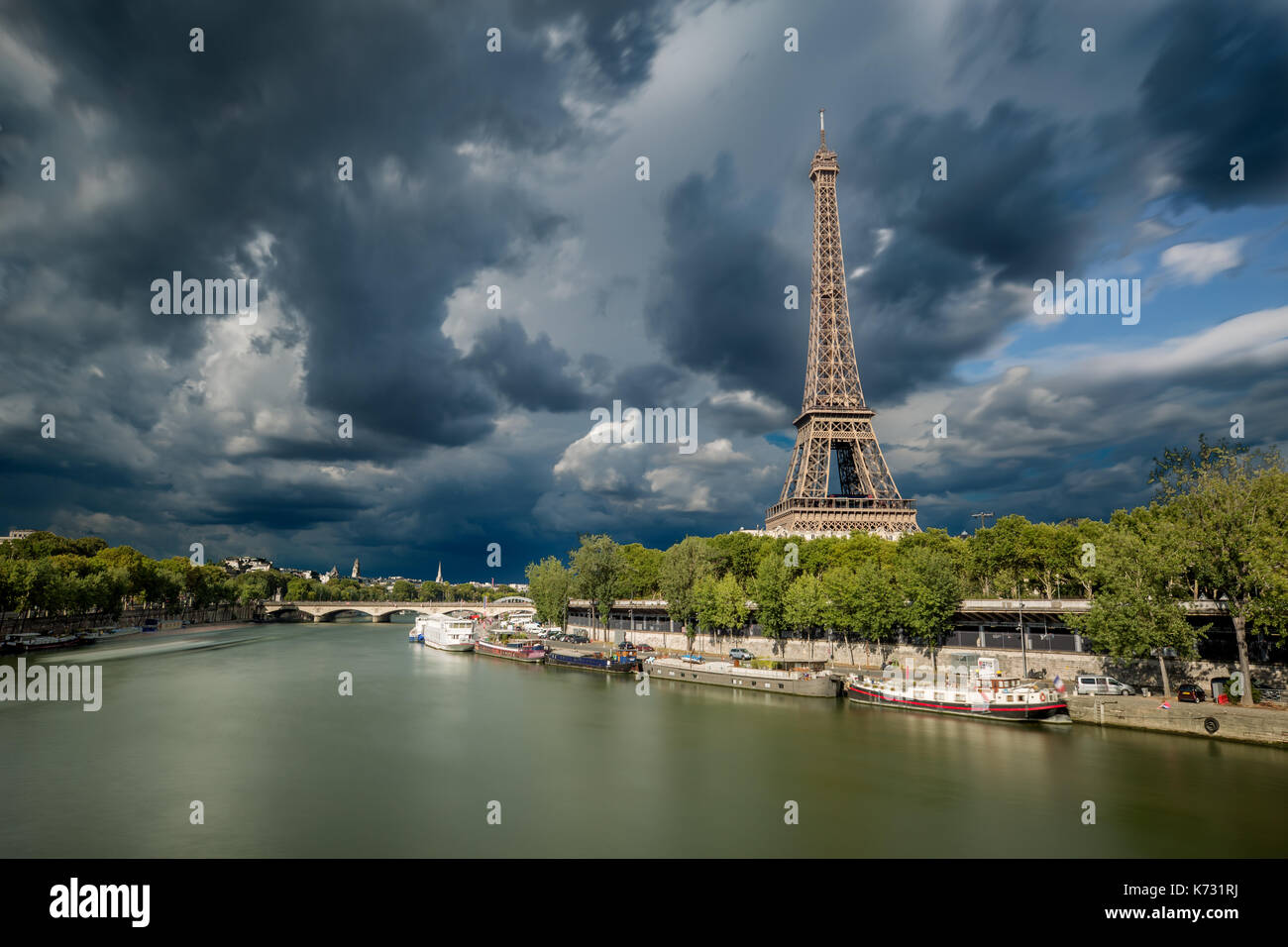 La Tour Eiffel et de la Seine tandis qu'une tempête s'en vient Banque D'Images