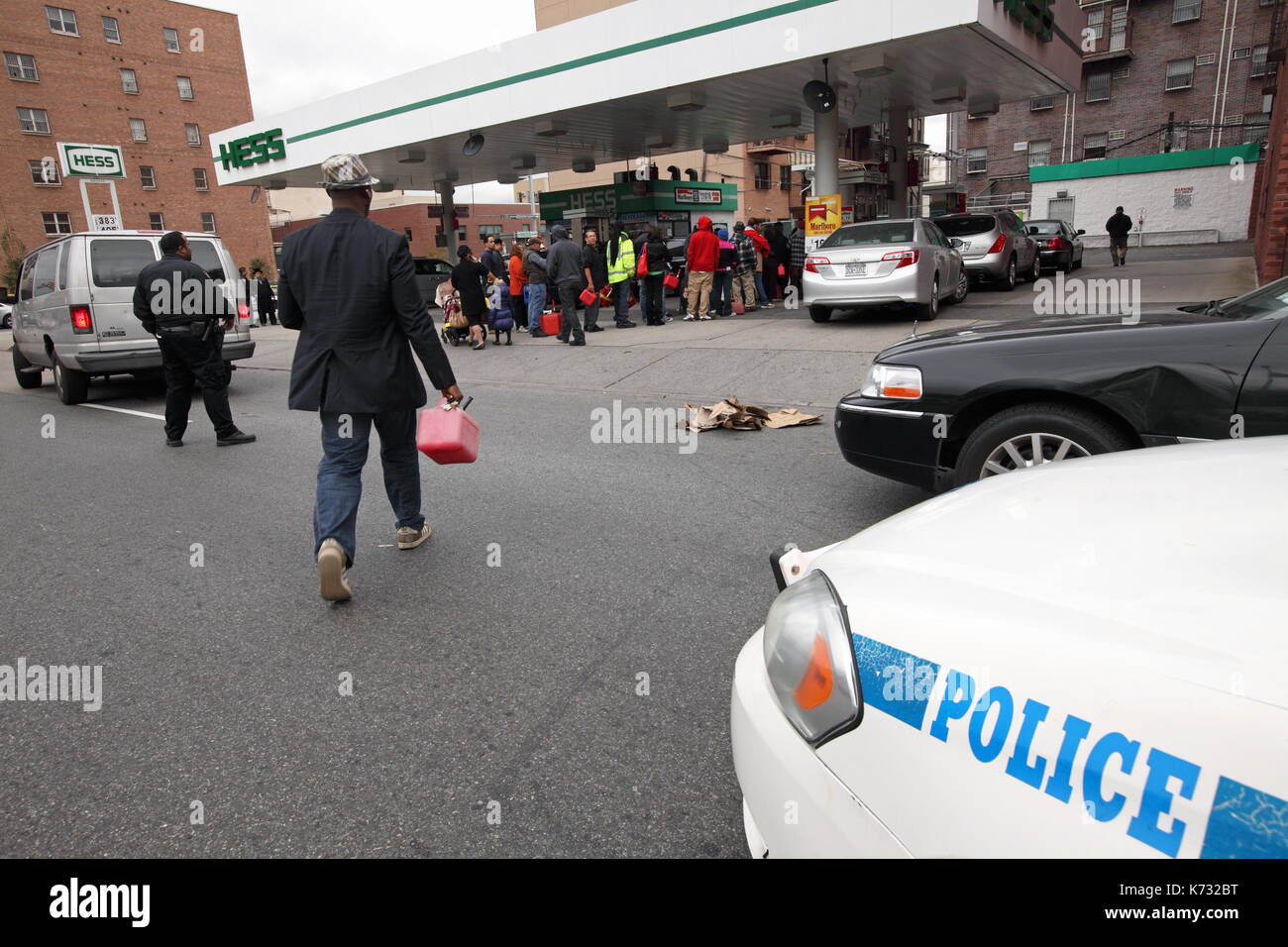 Les gens attendent dans les lignes prolongées en raison de pénuries d'essence dans la foulée de l'Ouragan Sandy à New York, New York le 1 novembre 2012. Banque D'Images