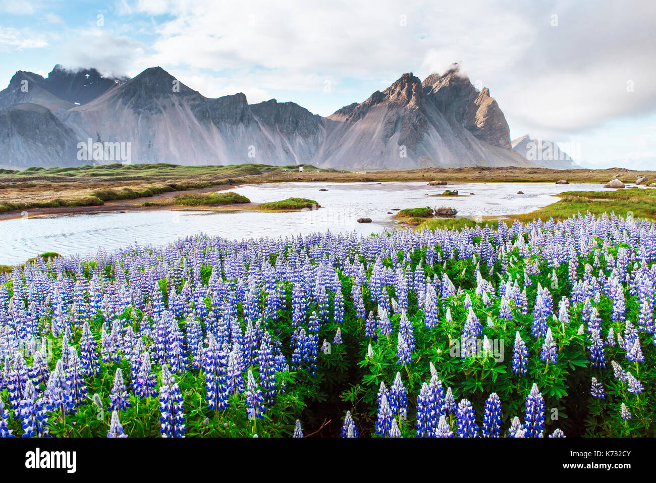 Des vues pittoresques sur la rivière et les montagnes d'Islande. Banque D'Images