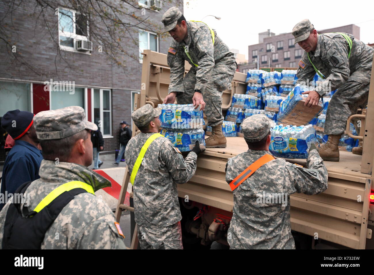 Les troupes de la Garde nationale d'approvisionner en eau et MREs (repas prêt à manger) à un centre de distribution d'un organisme de bienfaisance à la suite de l'Ouragan Sandy à New York, N Banque D'Images