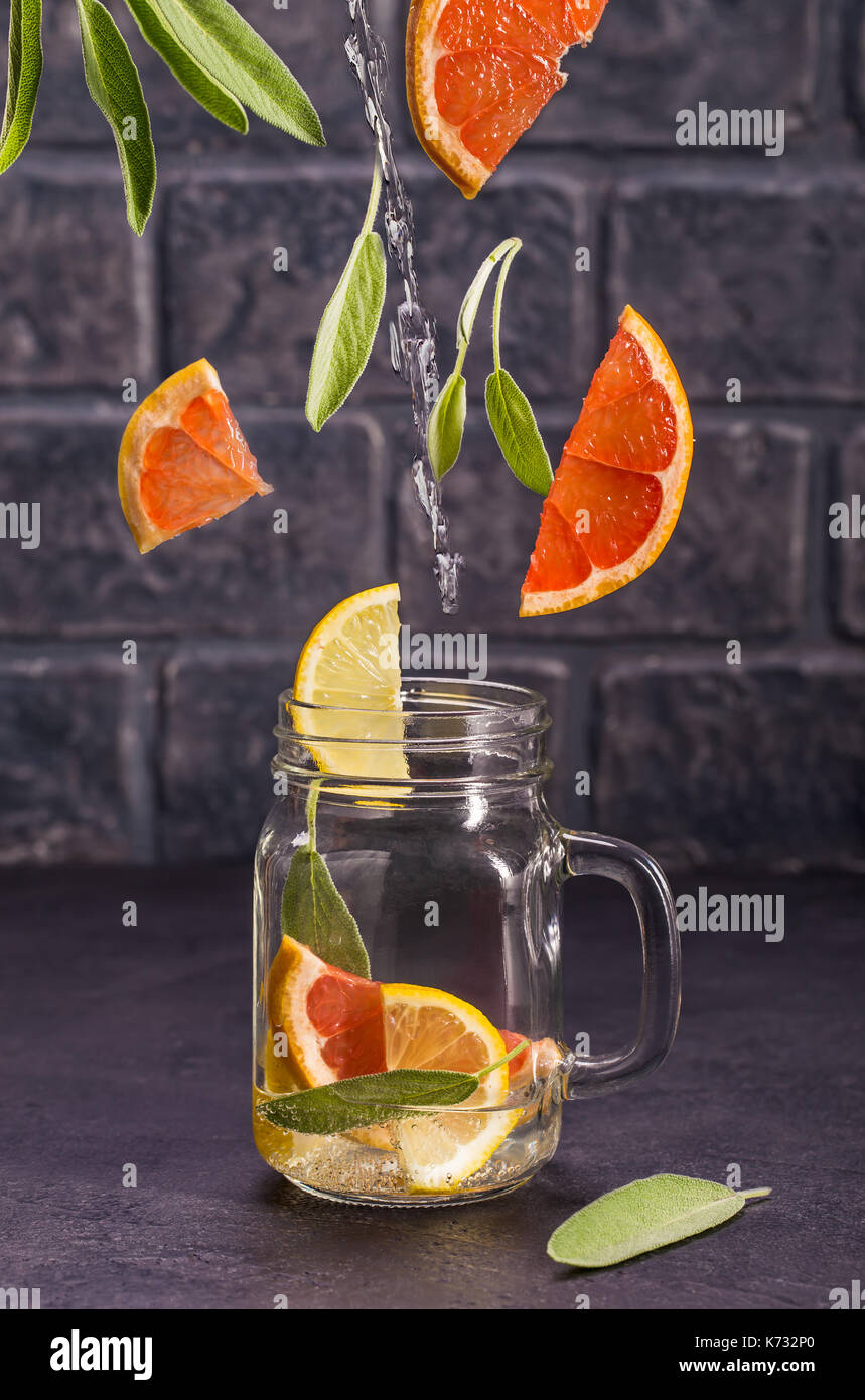 L'eau infusée de pamplemousse Banque D'Images