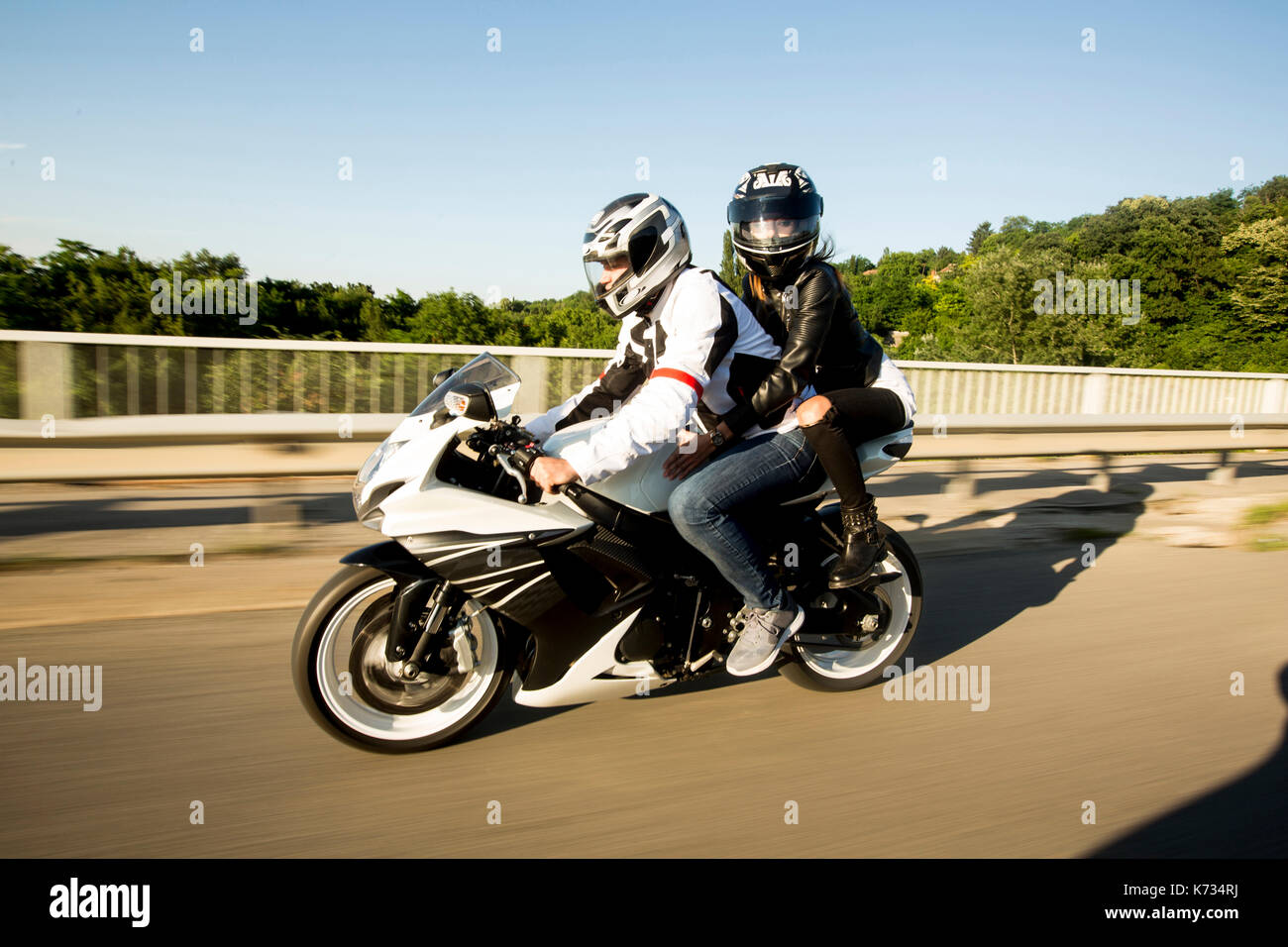 Jeune homme et une femme sur une moto par jour Photo Stock - Alamy