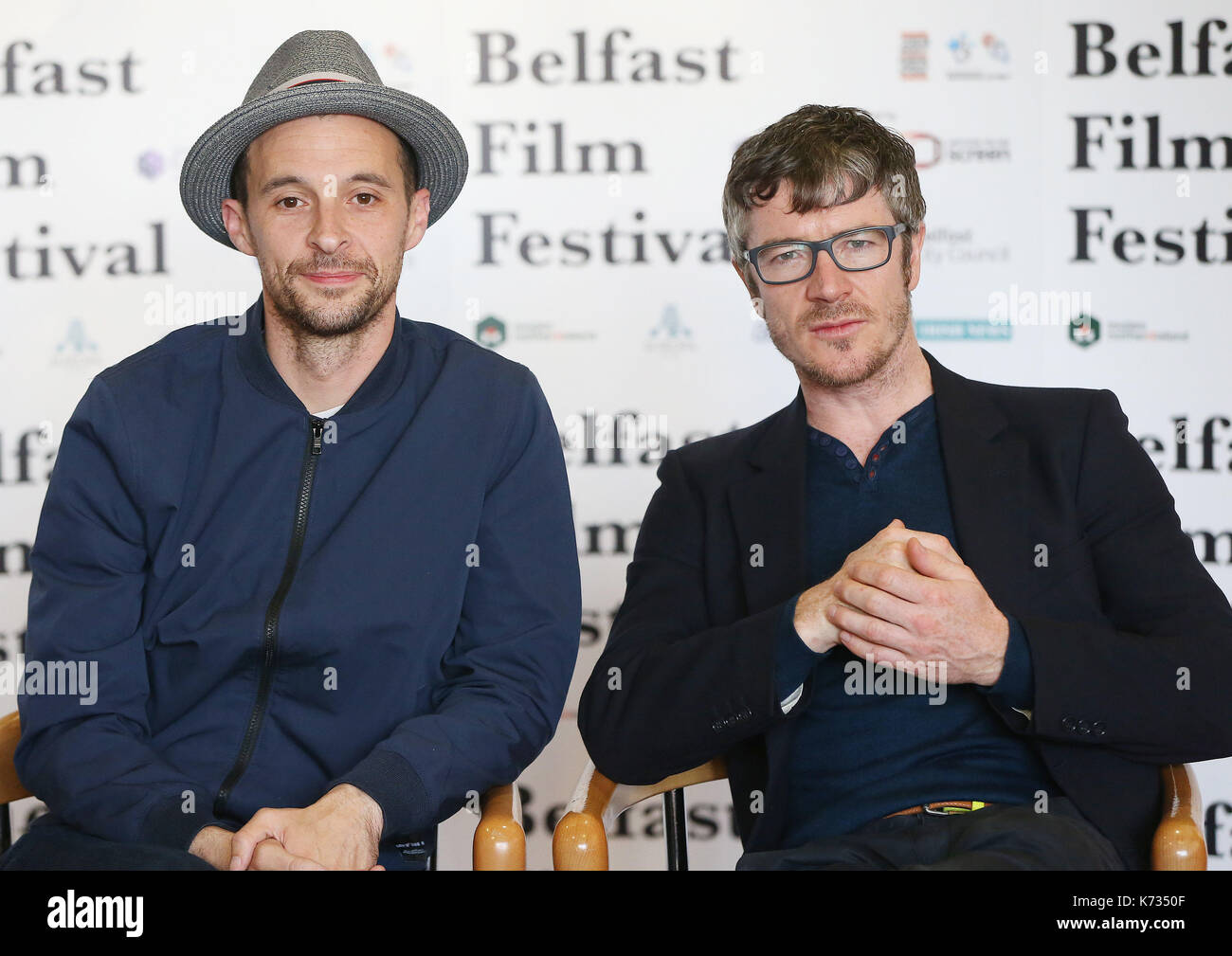 Tom Vaughan-lawlor (à gauche) et Barry ward lors d'une presse d'aperçus pour le labyrinthe de film cinéma maison à Belfast. Banque D'Images