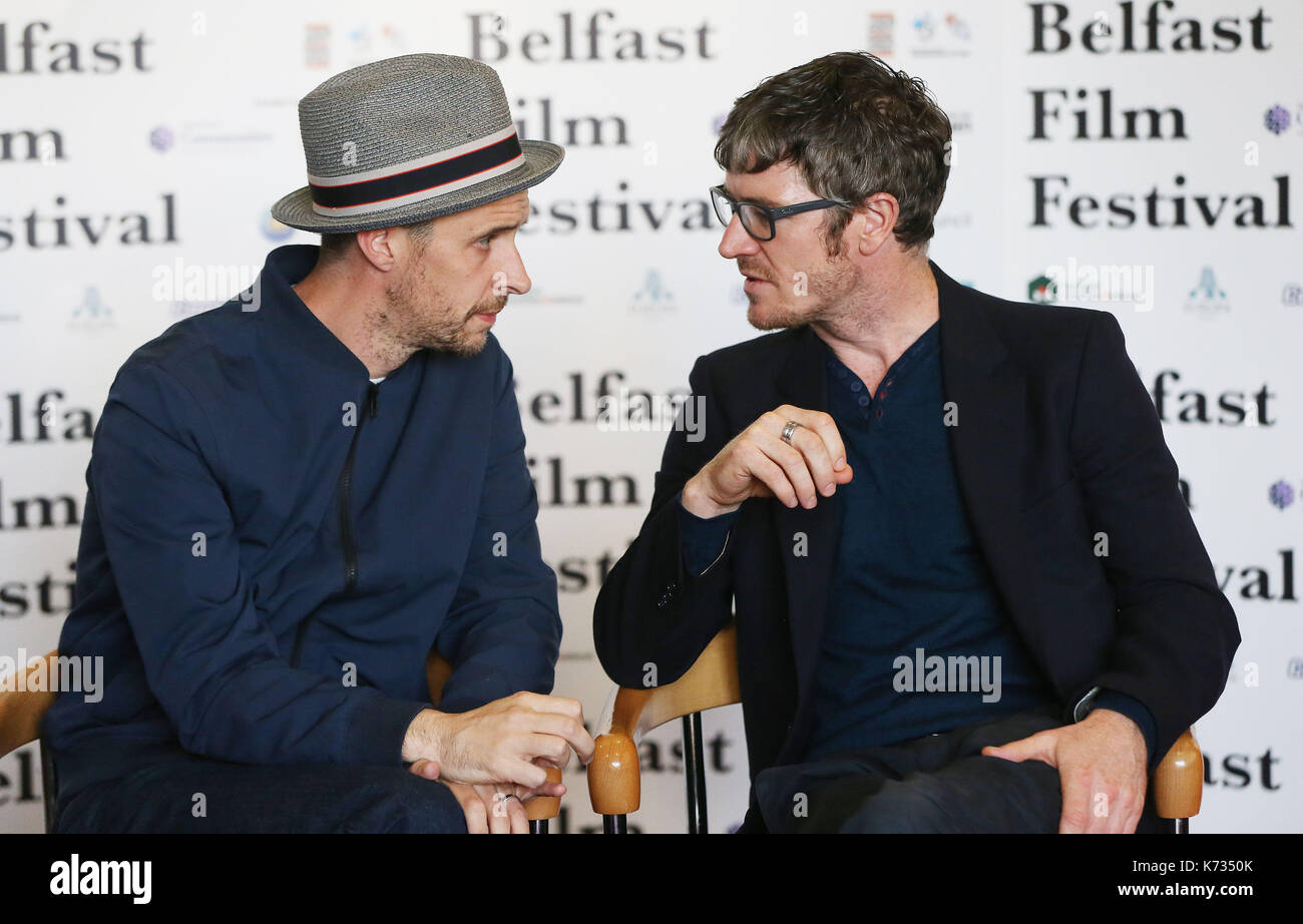 Tom Vaughan-lawlor (à gauche) et Barry ward lors d'une presse d'aperçus pour le labyrinthe de film cinéma maison à Belfast. Banque D'Images