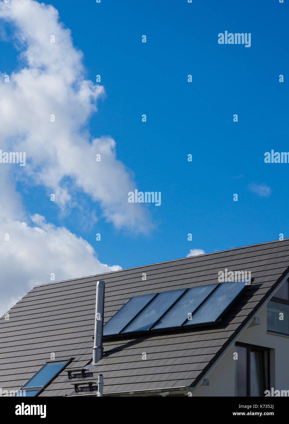 L'énergie renouvelable à partir de l'énergie solaire sur le toit de l'usine maison de nouvelle construction Banque D'Images