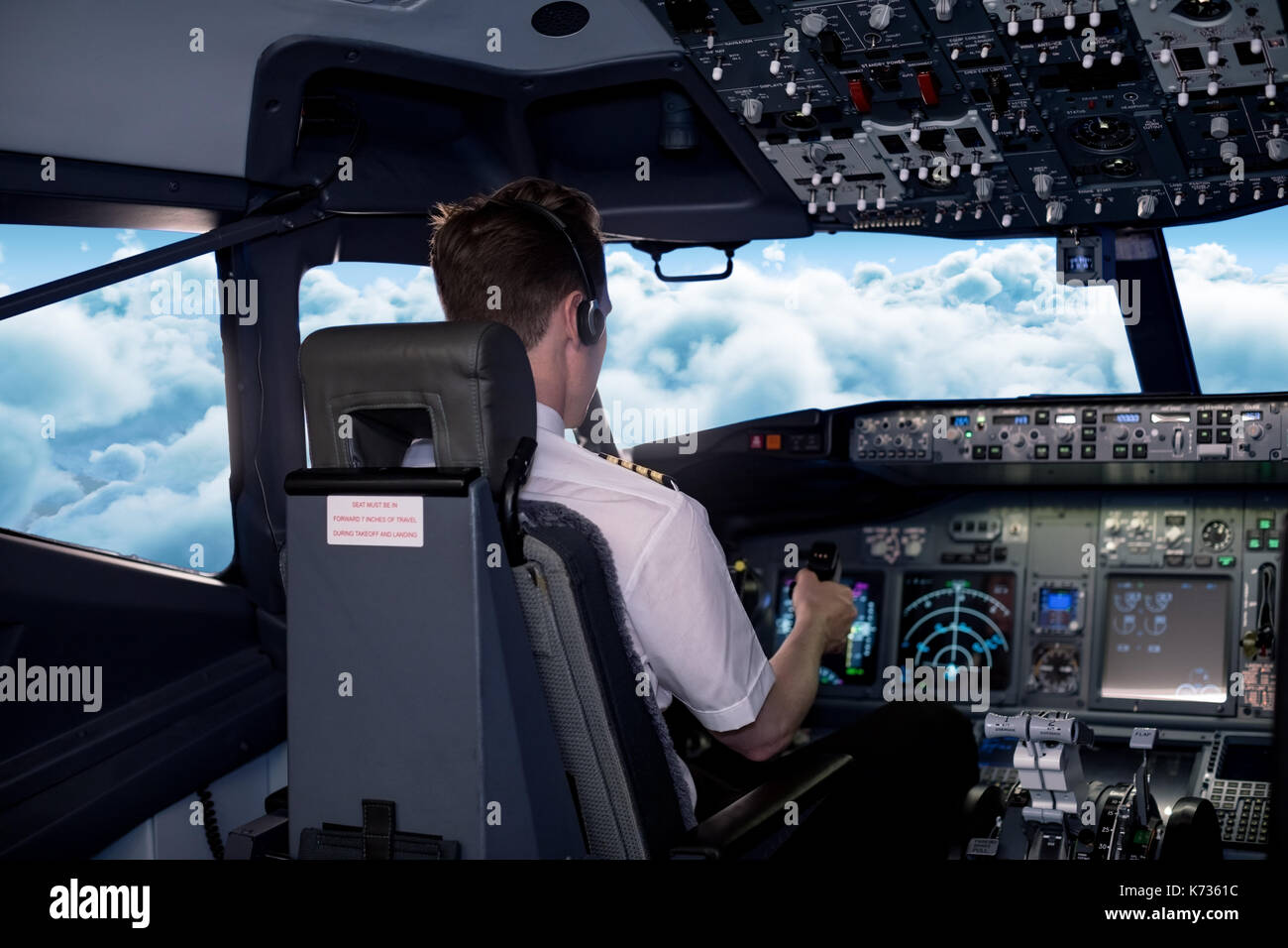 Vue arrière du jeune pilote aux commandes de pilotage de l'avion Banque D'Images