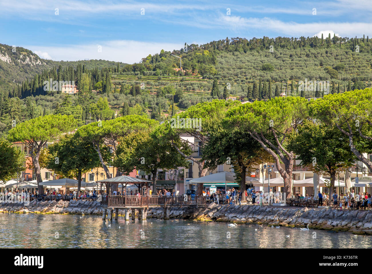 Promenade au bord de la ville de Garda, Lac de Garde, Italie Banque D'Images