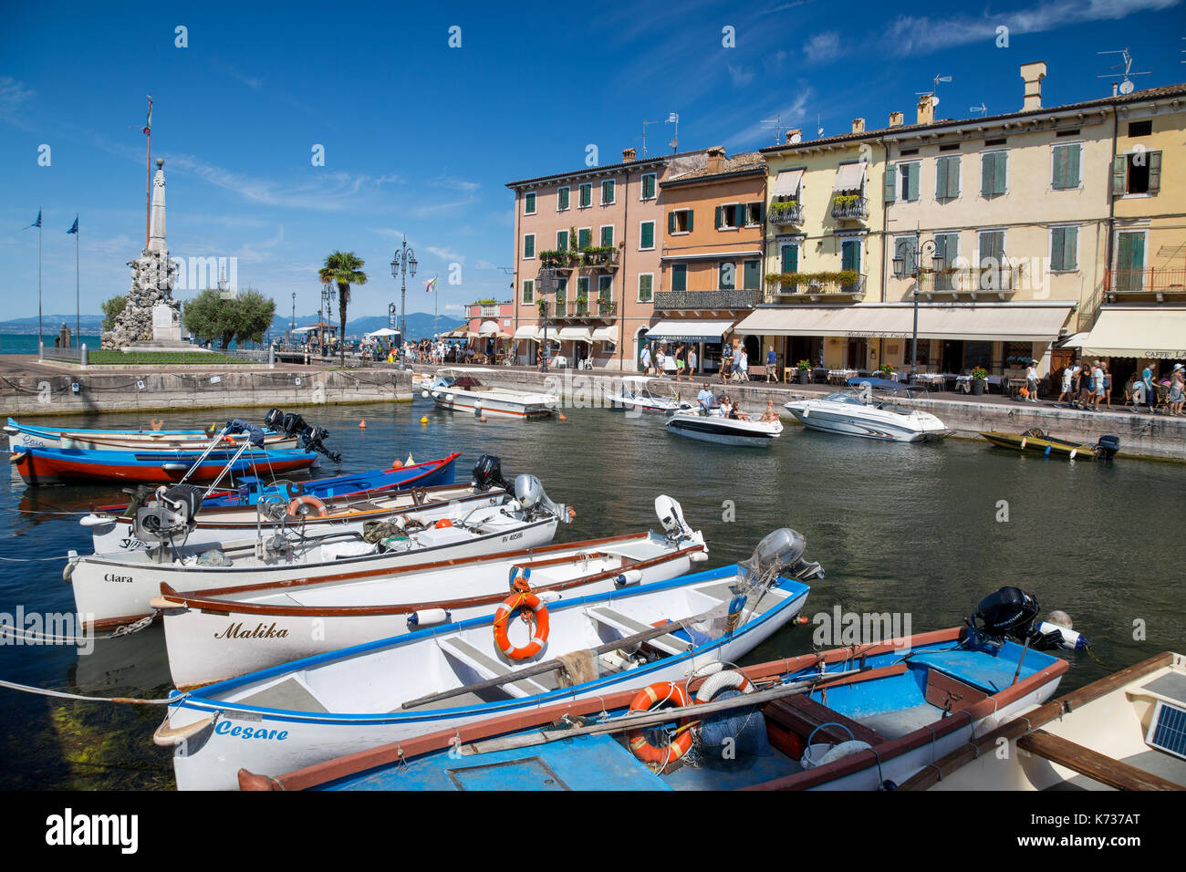 Lazise ville au bord du lac et du port, le lac de Garde, Vénétie, Italie Banque D'Images