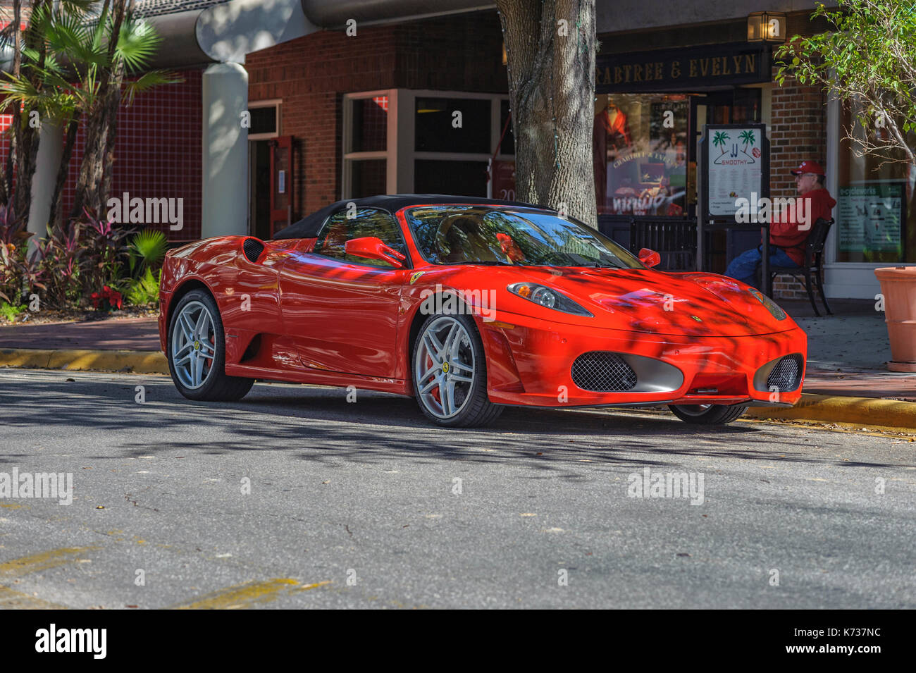 Rouge Ferrari F430 Spider voiture de sport garée dans la rue à Hyde Park, Tampa, Florida, United States. La Ferrari est considéré comme une super voiture. Banque D'Images