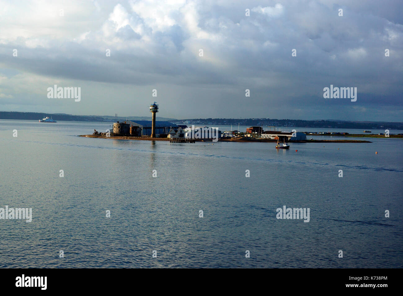 Calshot spit, château, tour et hangar. Banque D'Images