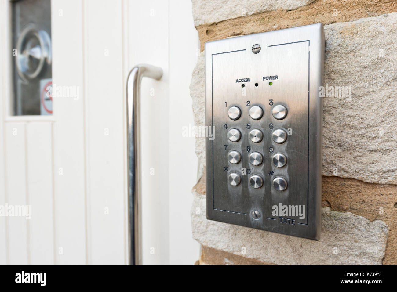 Le clavier d'un système de sécurité d'entrée de porte à une maison résidentielle, dans une communauté fermée.La garantie de l'accès n'est possible que pour les résidents et leurs invités Banque D'Images