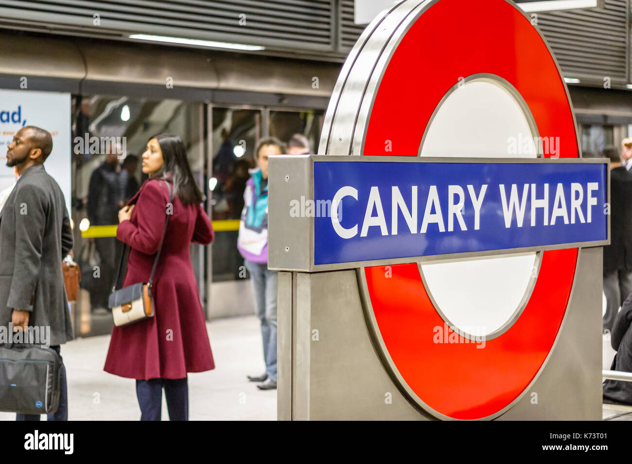 Londres, Royaume-Uni - 15 septembre 2017 - canary wharf underground sign avec les usagers en attente sur une plate-forme en arrière-plan Banque D'Images