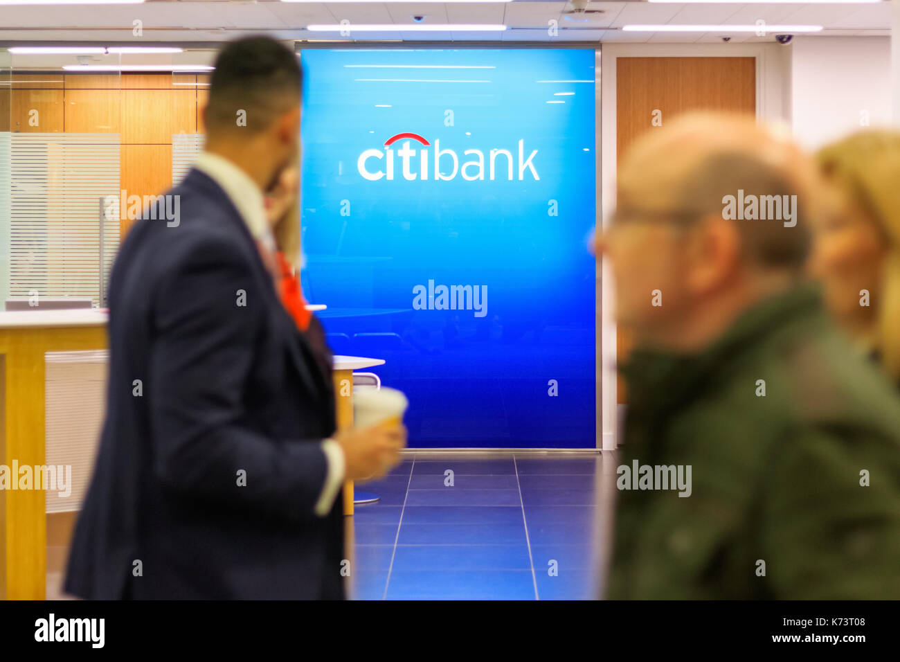 Londres, Royaume-Uni - 15 septembre 2017 - signe de la Citibank à une succursale à canary wharf avec les gens passer en premier plan Banque D'Images