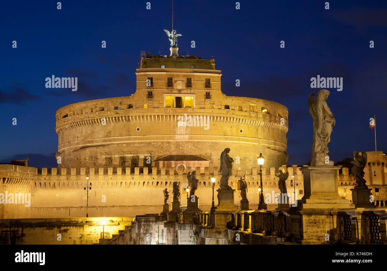 Le château Sant' Angelo la nuit. Rome, Italie, les capitales, château Banque D'Images