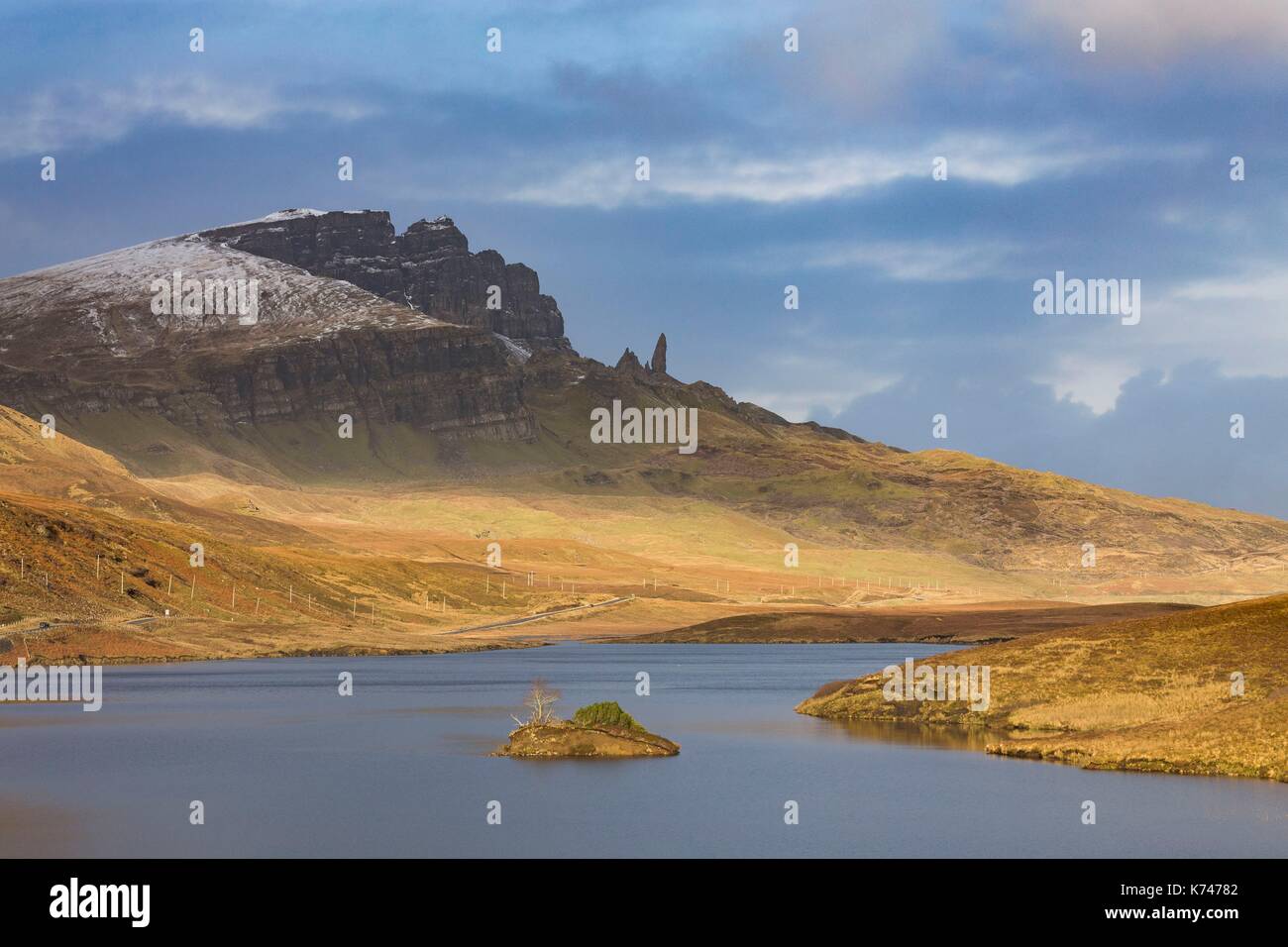 Royaume-uni, Ecosse, Highlands, Hébrides intérieures, à l'île de Sky, Trotternish, Loch Leathan et la formation rocheuse de Old Man Storr en arrière-plan Banque D'Images