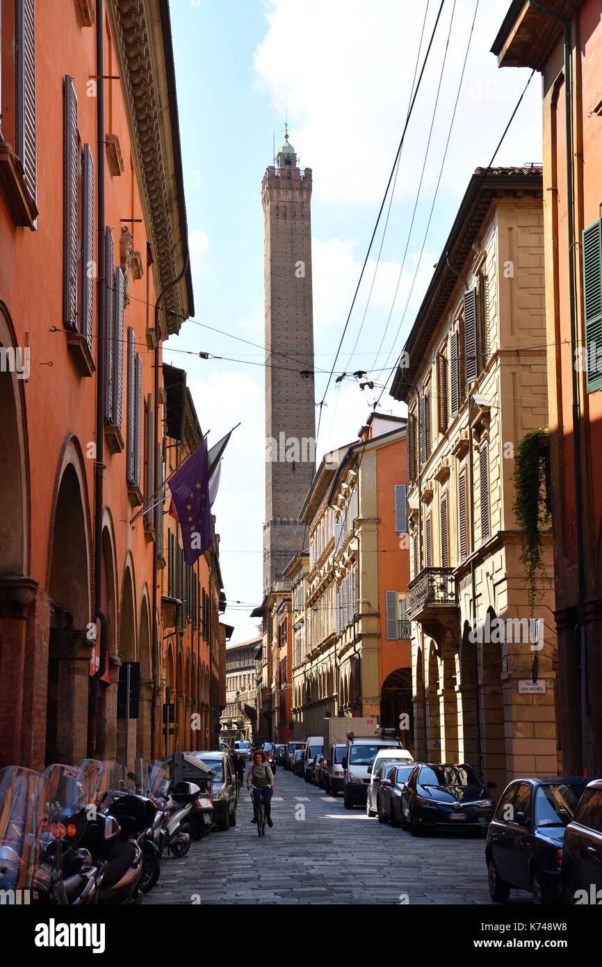 L'Italie, l'Emilie Romagne, Bologne, strada Maggiore avec fondamentalement la tour Asinelli (12ème siècle) de 97,2 mètres de haut Banque D'Images