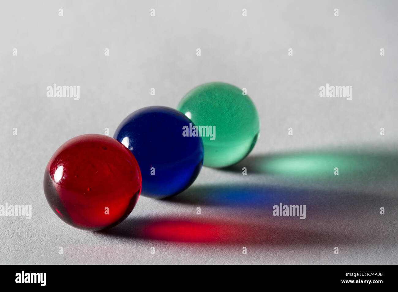 Rouge, bleu et vert billes avec les ombres colorées Banque D'Images