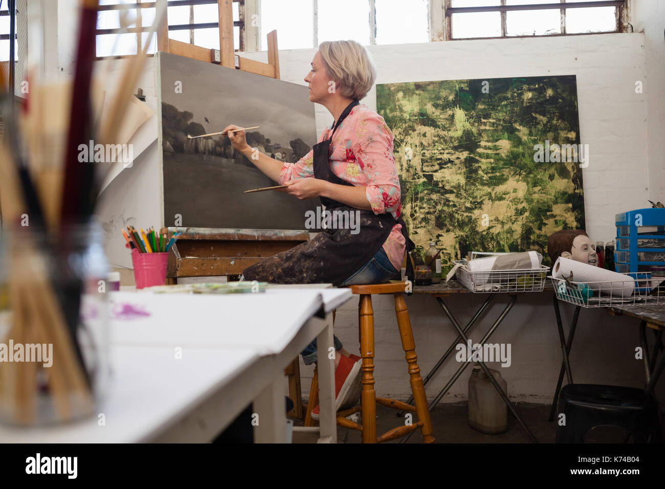 Woman painting on canvas en classe de dessin Banque D'Images