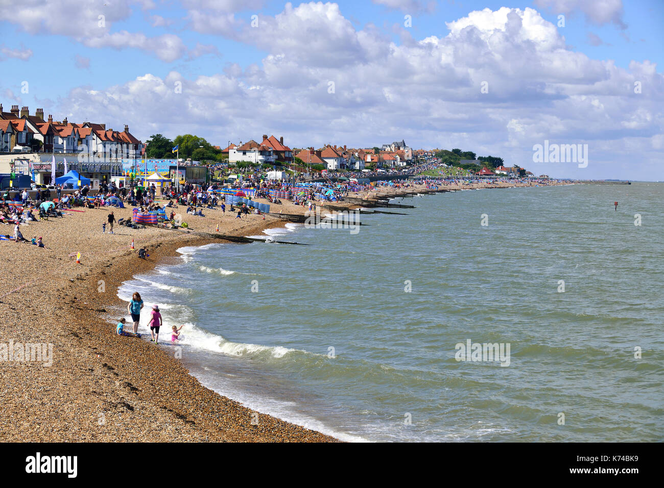 La foule de la plage sur l'Esplanade Spa, Hampton, Herne Bay, Kent, UK regardant le Herne Bay Air Afficher 19 Aug 2017 Banque D'Images