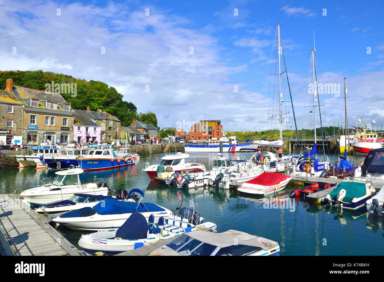 Port intérieur (ancien) de Padstow. Fondé en 1538, le port est un port récréatif et commercial très achalandé pour Cornwall, Angleterre, Royaume-Uni Banque D'Images