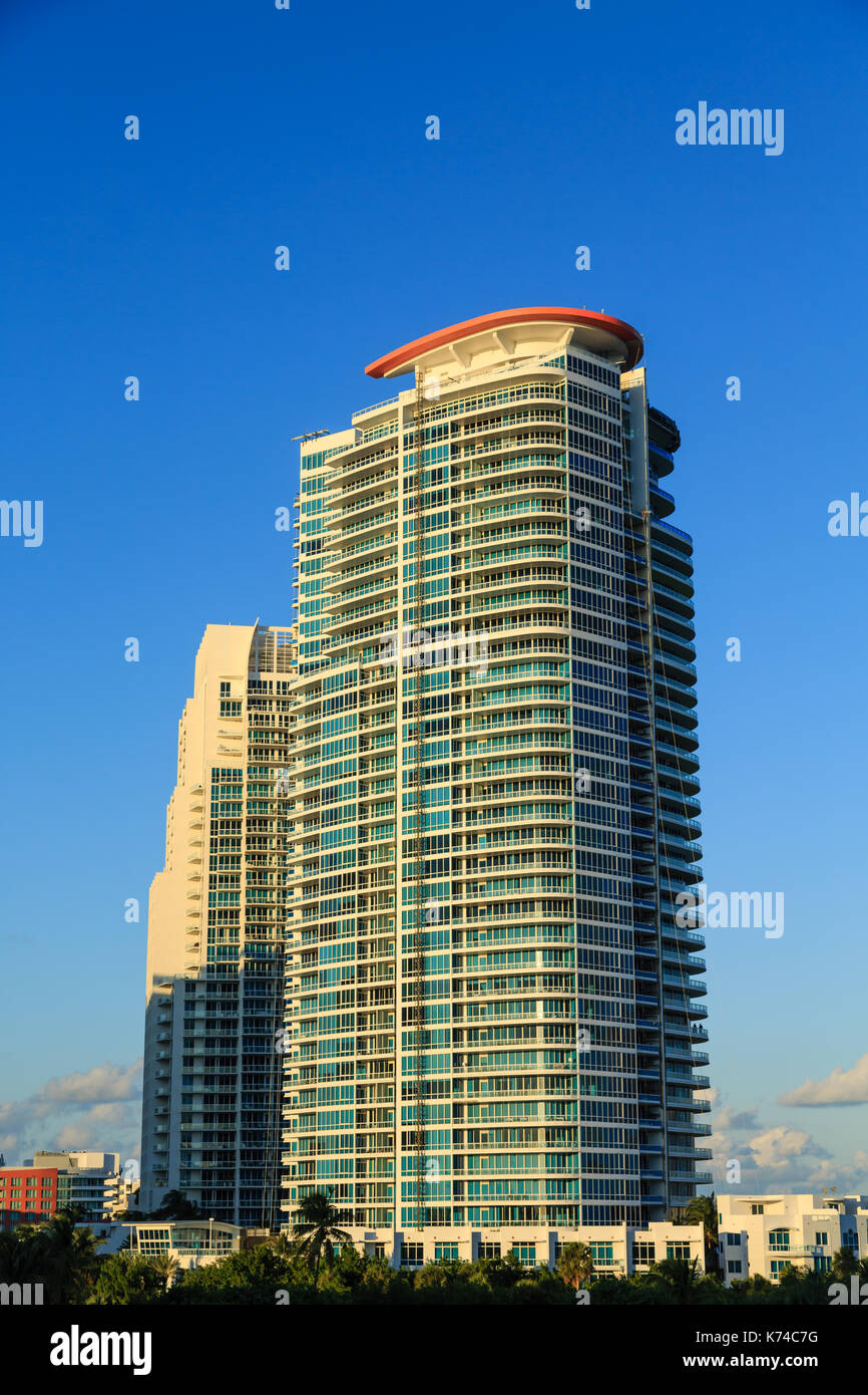 Tours de condominiums modernes le long de Miami beach waterfront Banque D'Images