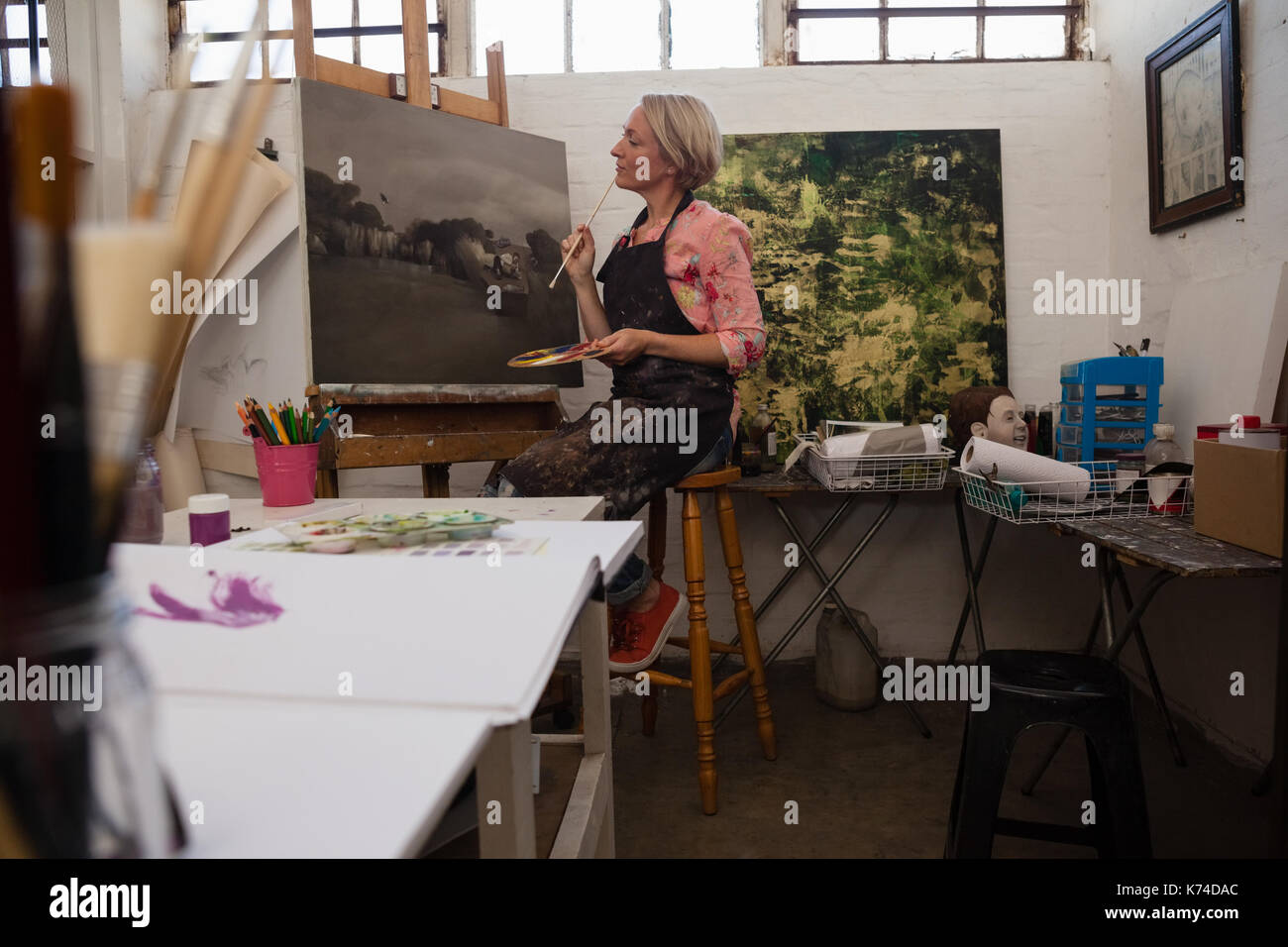 Woman painting on canvas en classe de dessin Banque D'Images