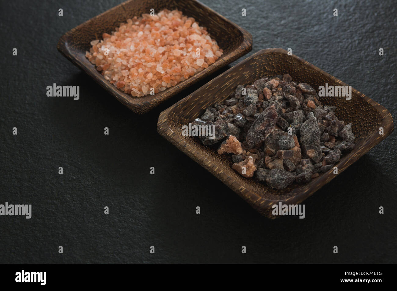 Close-up de l'halite et sel noir dans un bol Banque D'Images