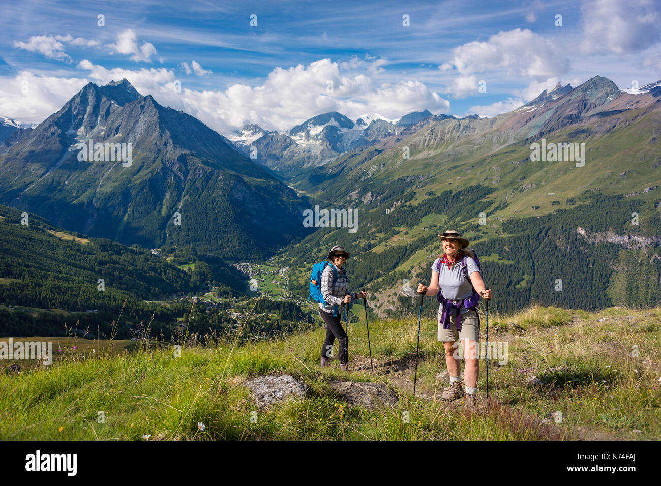 La sauge, Suisse - deux femmes randonnée sur sentier de randonnée de la haute route, paysage au-dessus de village de la sauge, le canton du Valais. Banque D'Images