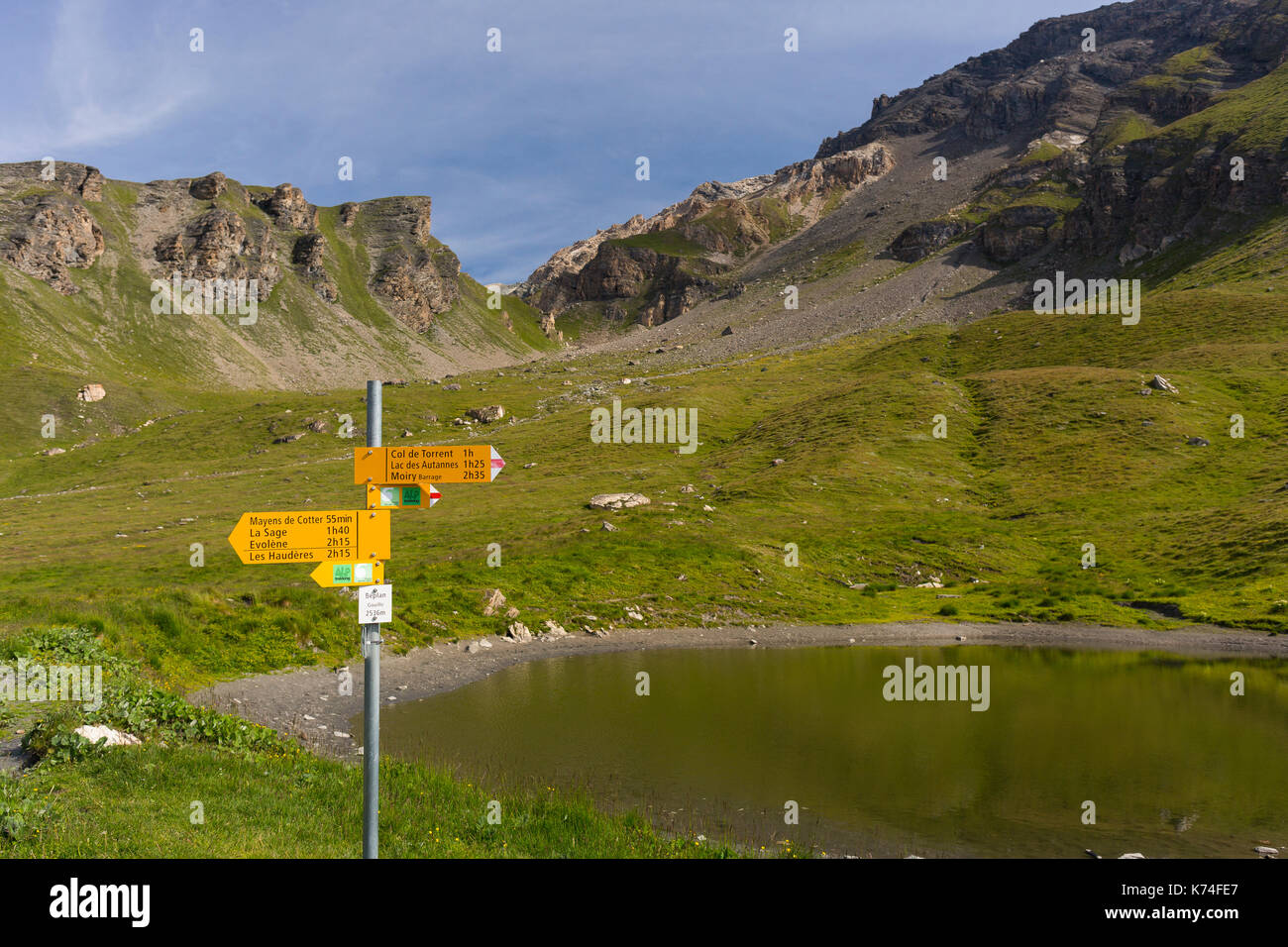 La sauge, Suisse - trail de signes, le paysage au-dessus de village de la sauge, sur le sentier de randonnée de la haute route, canton du Valais. Banque D'Images