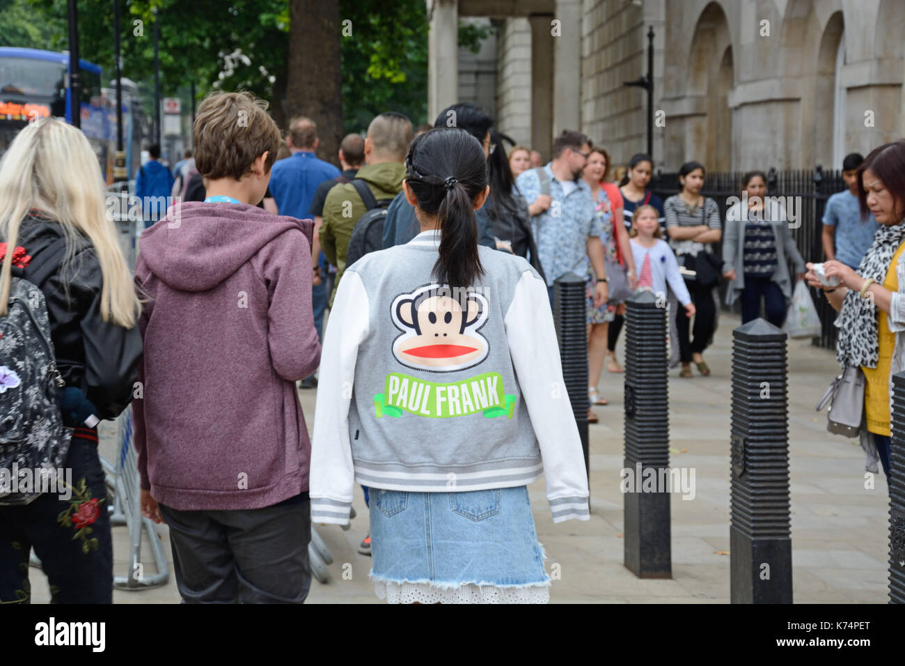 Les touristes, vue arrière, avec caractère de singe sur la veste. Banque D'Images
