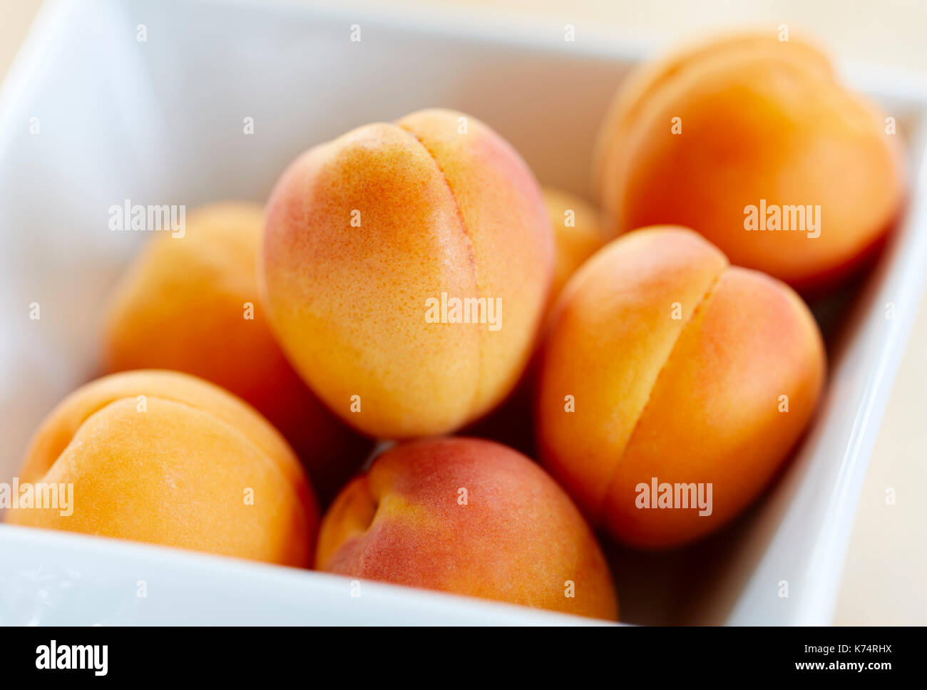 Abricots frais dans un plat blanc Banque D'Images