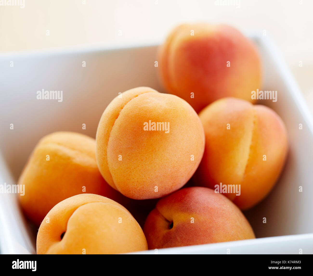 Abricots frais dans un plat blanc Banque D'Images