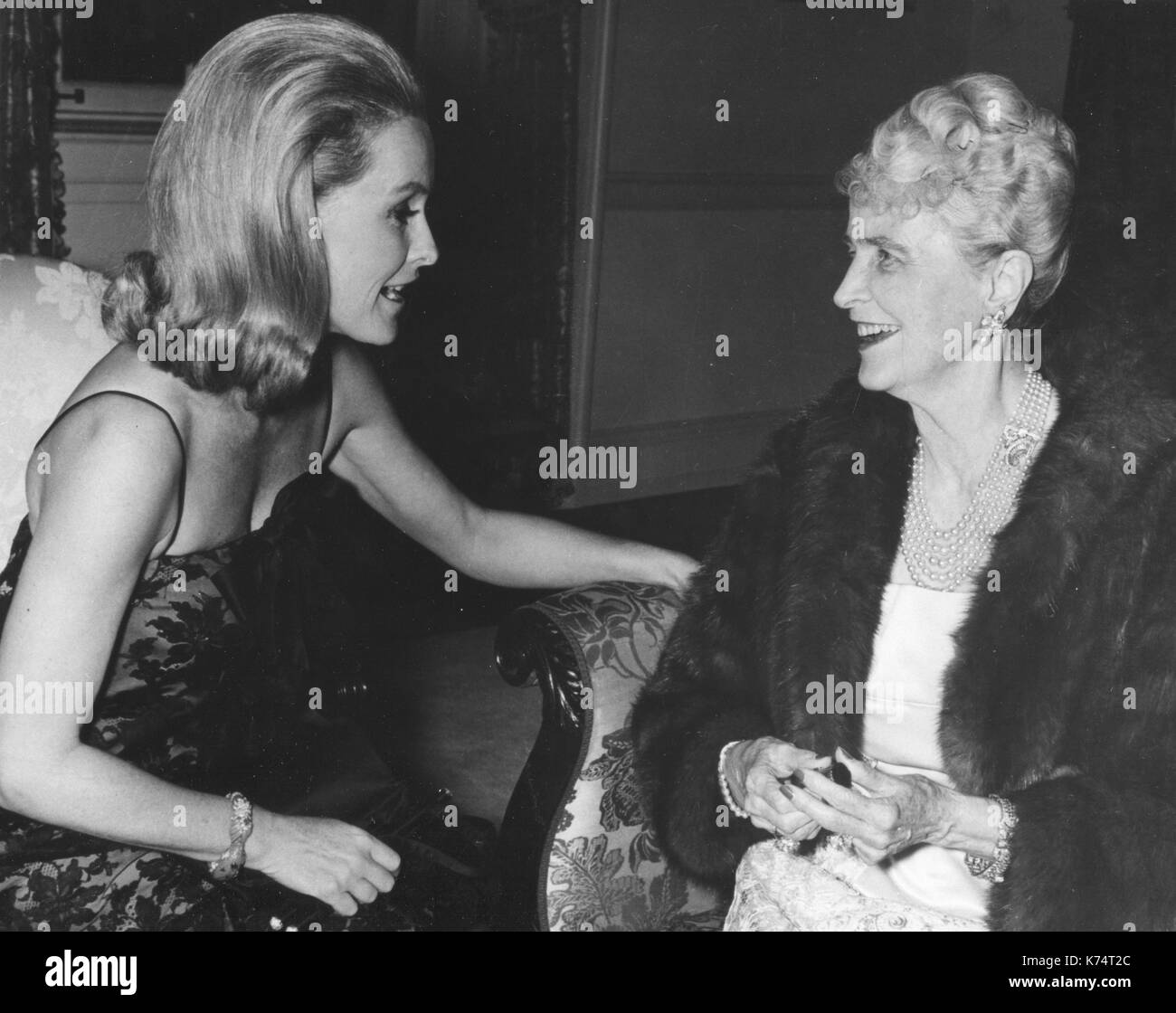 Marjorie Merriweather Post (à droite), et l'héritière, assis à côté de sa fille, actrice de cinéma Dina Merrill (à gauche) à un événement culturel, Washington, DC, 01/01/1967. Banque D'Images