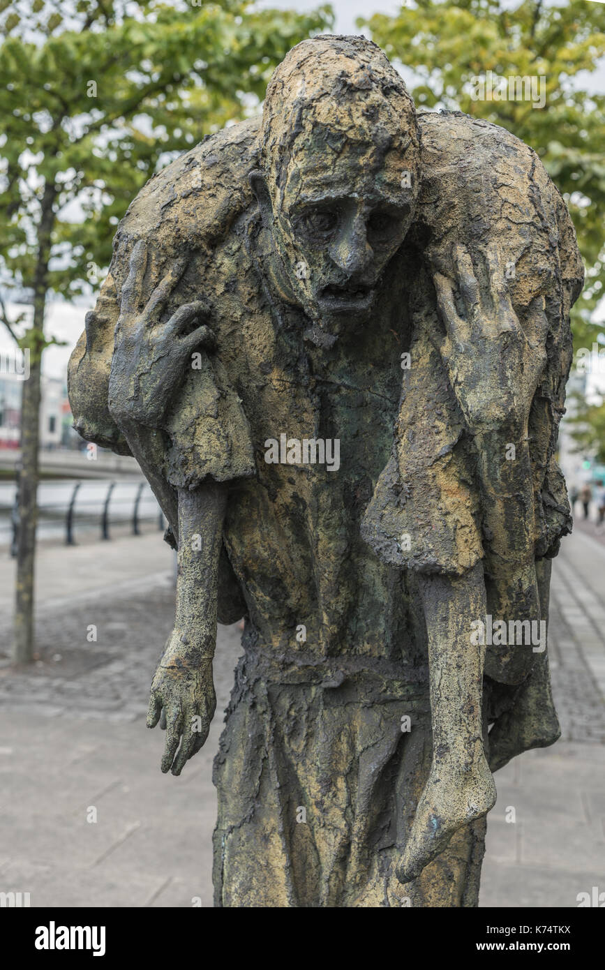 Dublin, Irlande - août 7, 2017 : la grande famine irlandaise statue en bronze situé sur Custom House Quay le long de la rivière Liffey à docklands. un homme svelte figure c Banque D'Images