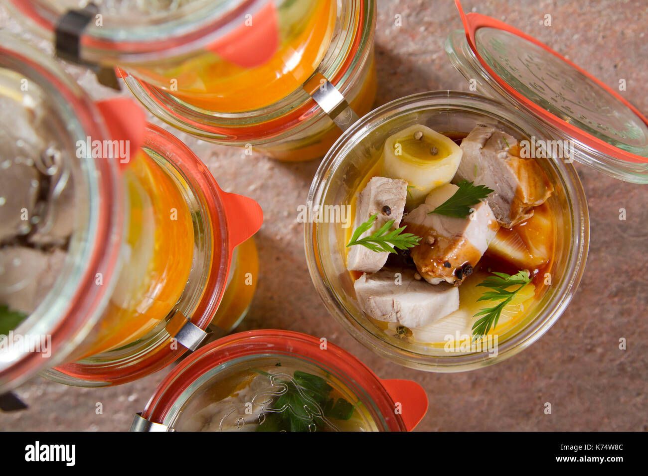 Carré de porc dans un bocal. Banque D'Images