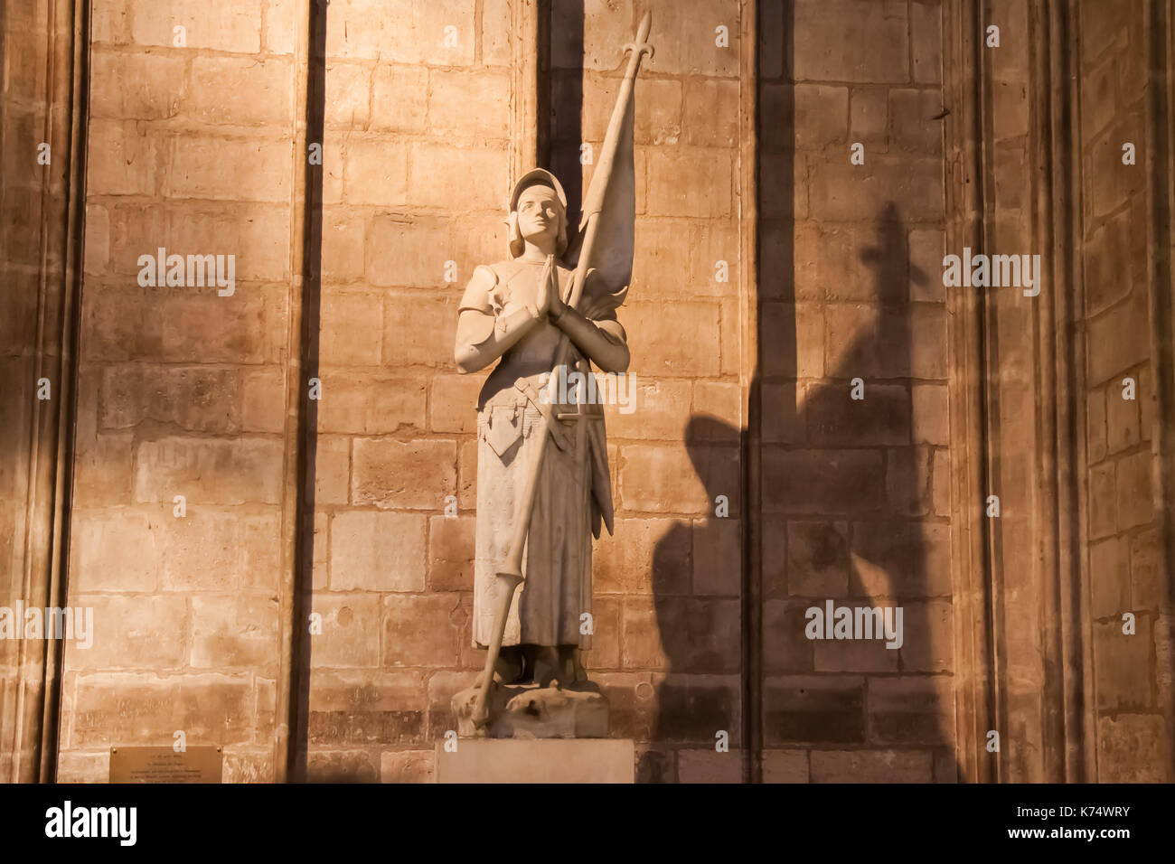 Statue de Jeanne d'arc (Jeanne d'arc) à l'intérieur de la cathédrale Notre Dame de Paris. Paris, France Banque D'Images