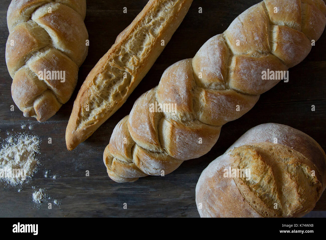 Boulangerie : pains cuits dans un four à bois Banque D'Images